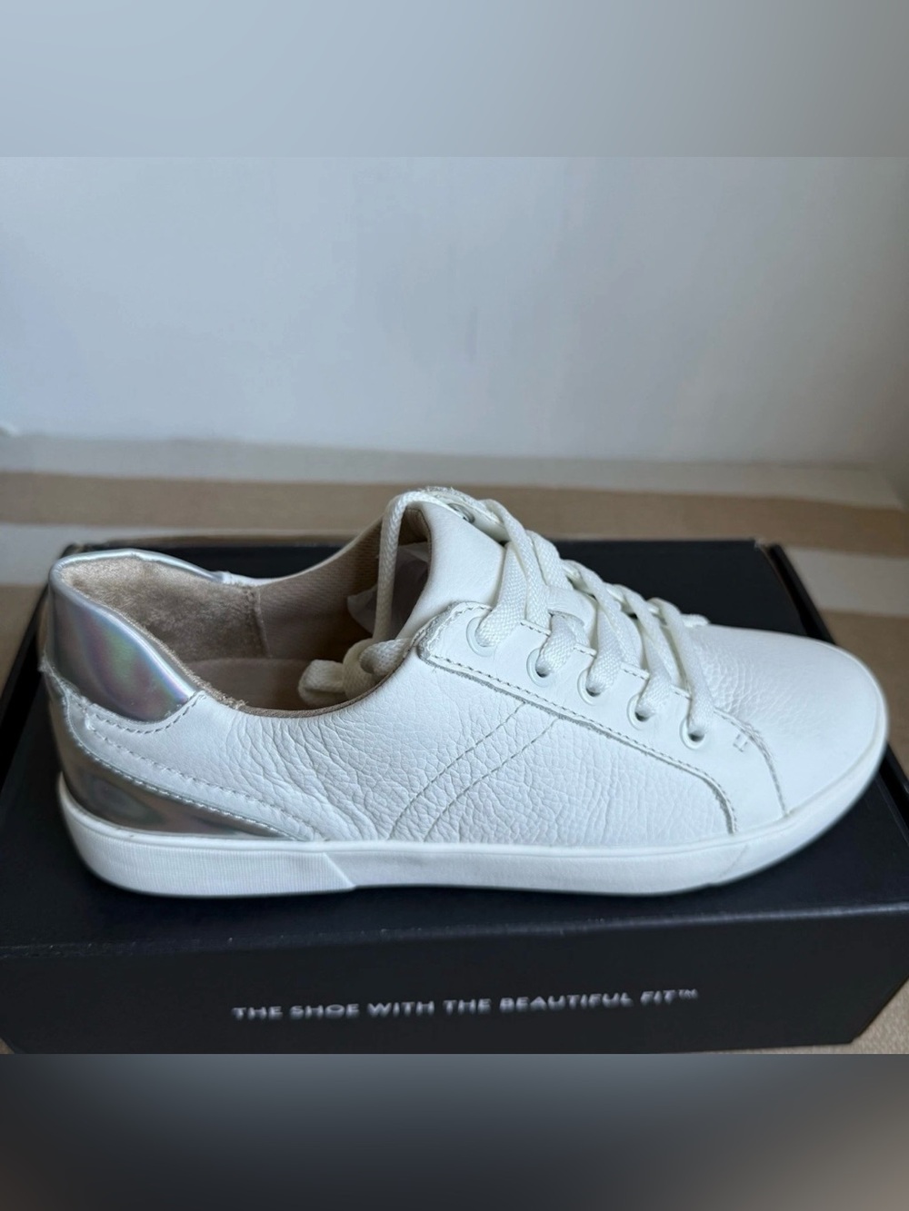 Naturalizer  Classic White Leather Lace-Up Sneaker with Iridescent Heel size 7.5